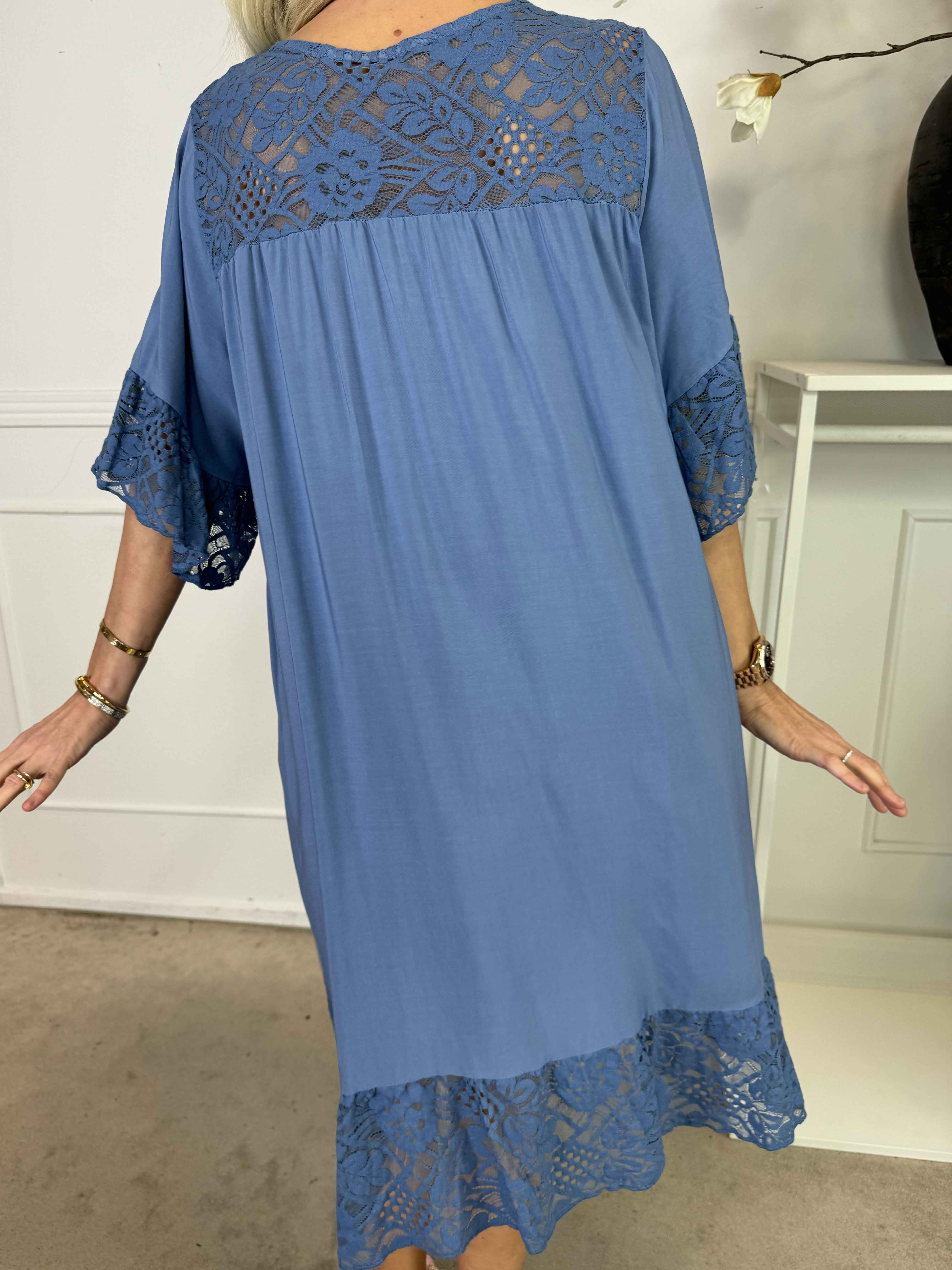 Floriza - Söt klänning i viskos med spetskant